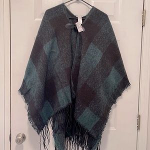 Maurice’s hunter green and black plaid poncho. NWT